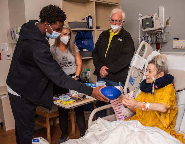 Jahan Dotson se reúne con un paciente con cáncer