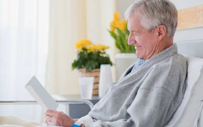 Paciente sonriente leyendo una nota de recuperación