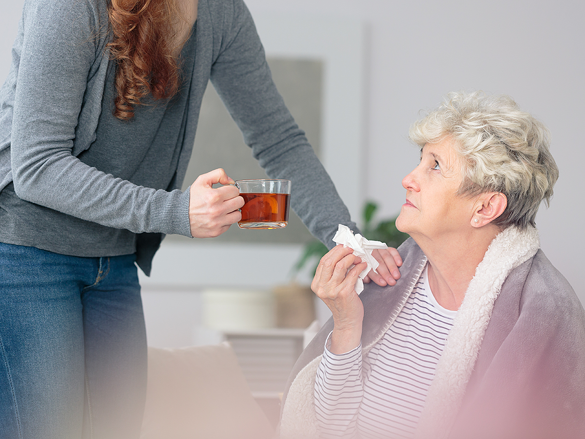 mamá con gripe e hija adulta