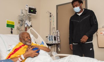 El receptor abierto de fútbol americano de Washington, DC, Jahan Dotson, visita a pacientes con cáncer y trasplantados