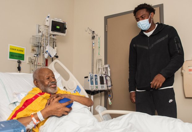 El receptor abierto de fútbol americano de Washington, DC, Jahan Dotson, visita a pacientes con cáncer y trasplantados